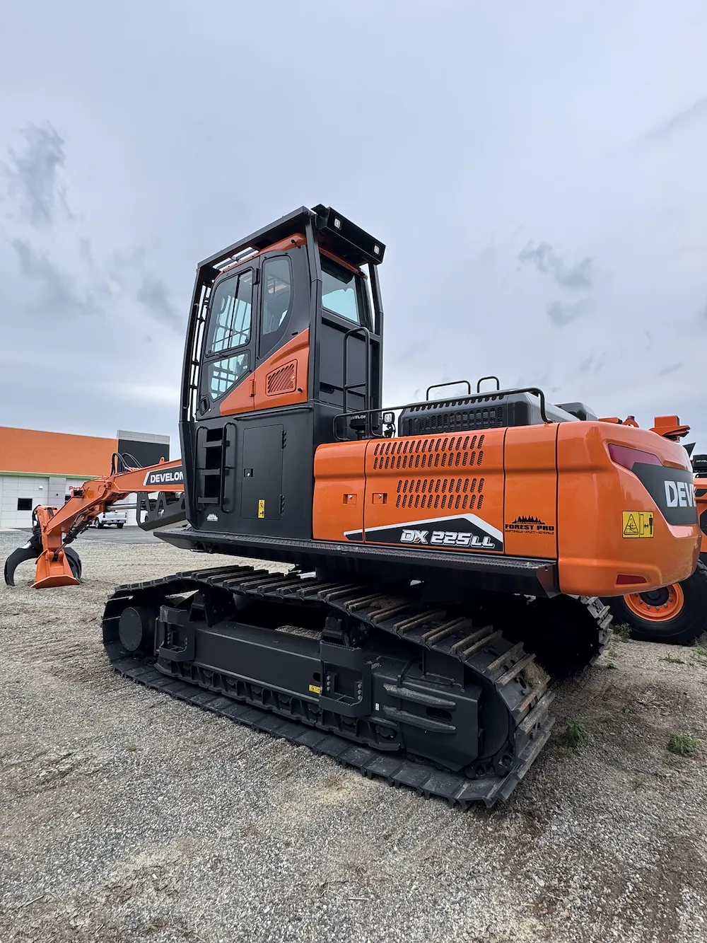  DEVELON DX225LL-7