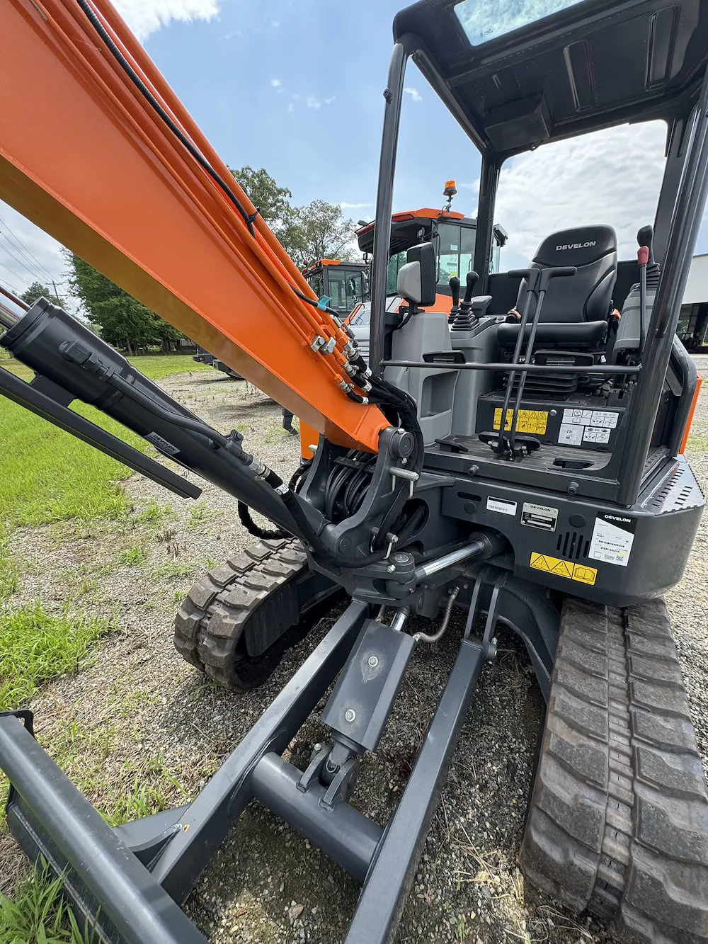  DEVELON DX42-7