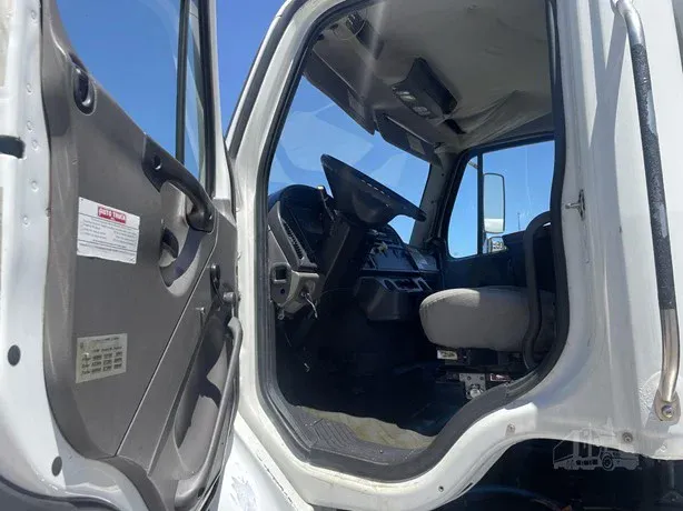 2010 FREIGHTLINER BUSINESS CLASS M2 112