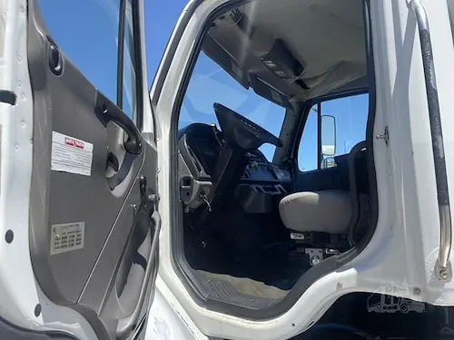2010 FREIGHTLINER BUSINESS CLASS M2 112