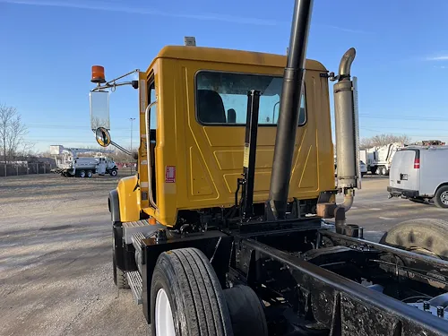 2005 MACK 690S